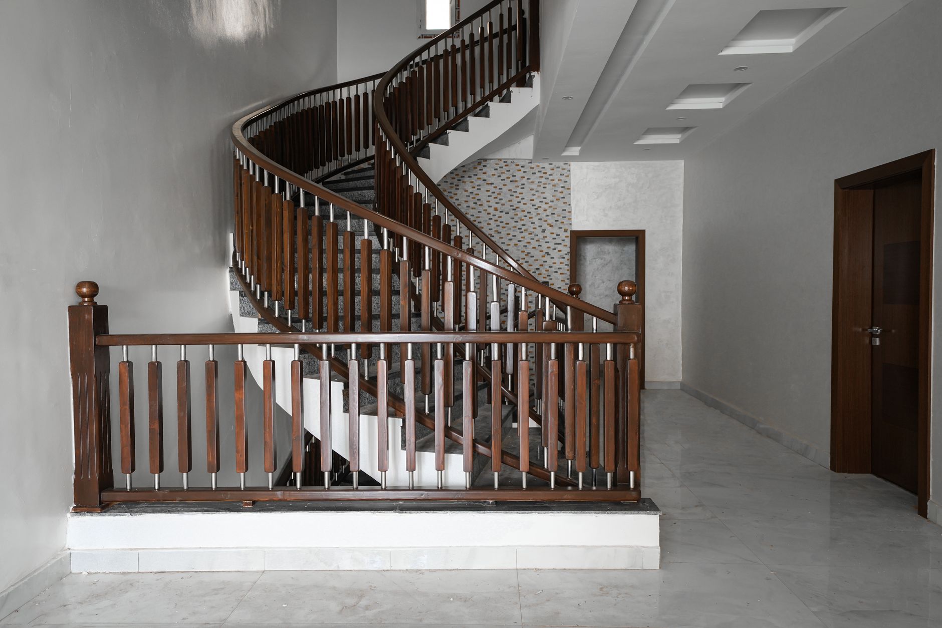 Tangga rumah tingkat sederhana dengan desain minimalis, kayu alami, cocok untuk ruang sempit