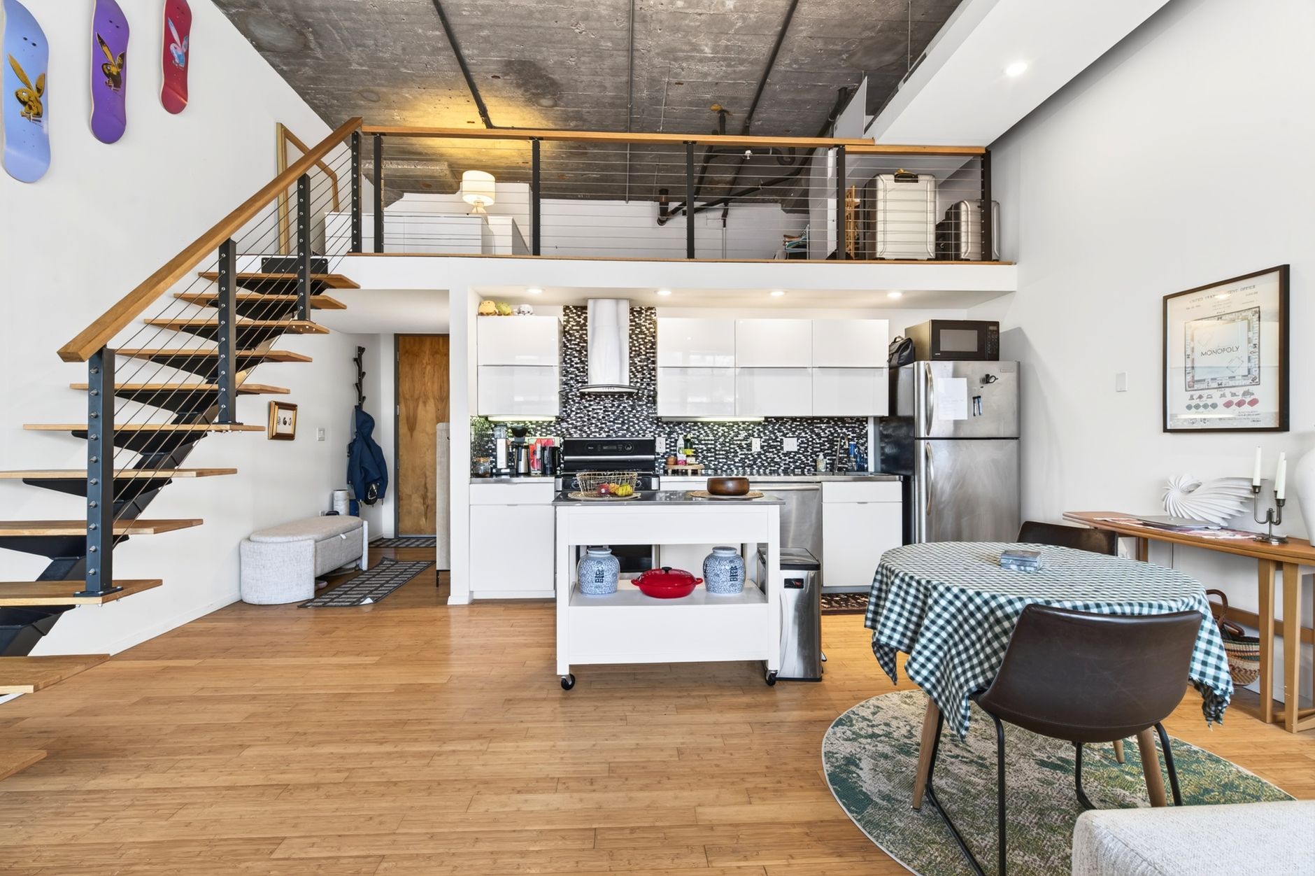 Rumah mezzanine sederhana dengan desain minimalis, tampilan modern, dan ruang terbuka yang fungsional.